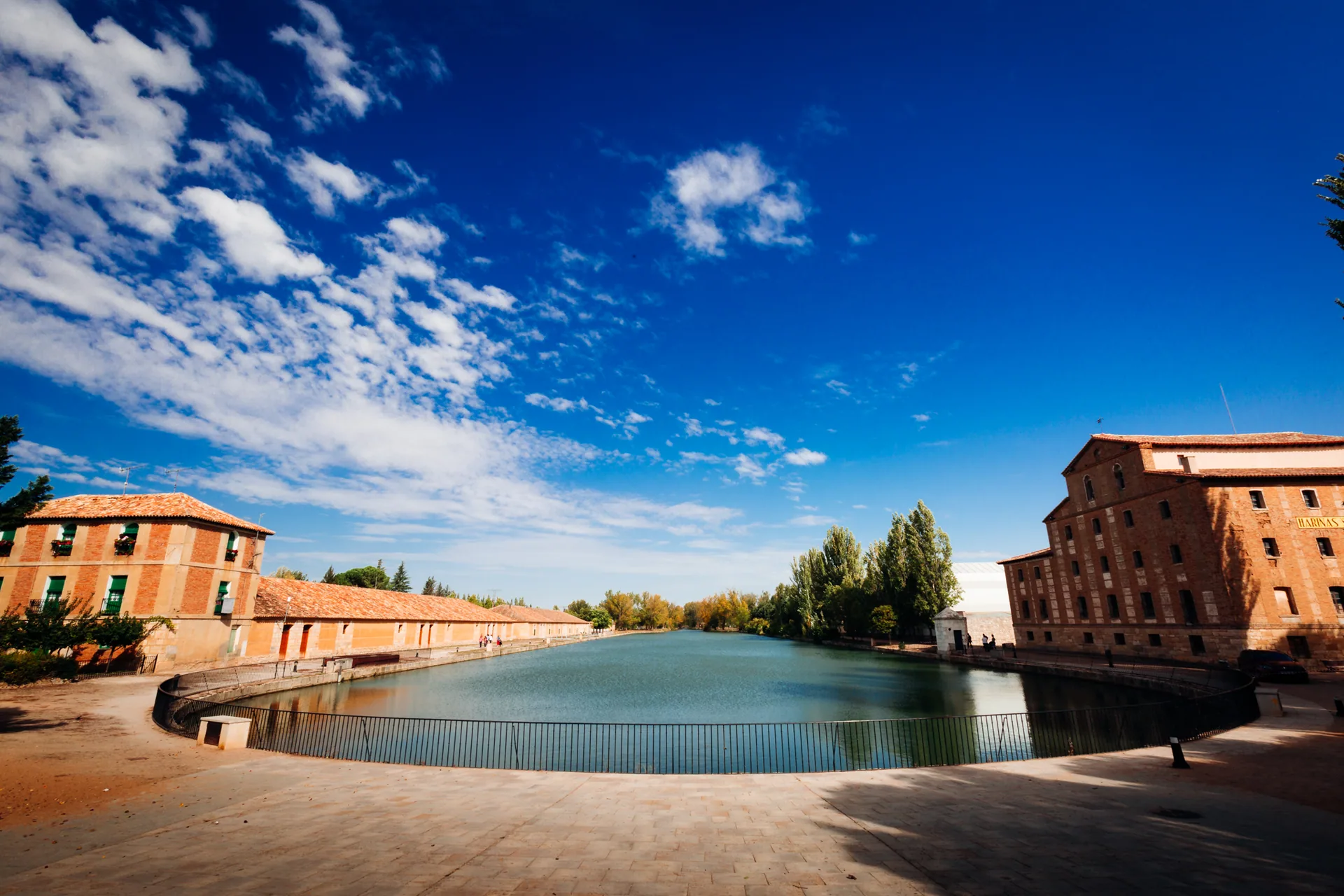 Canal de Castilla y antigua harinera en Medina de Rioseco