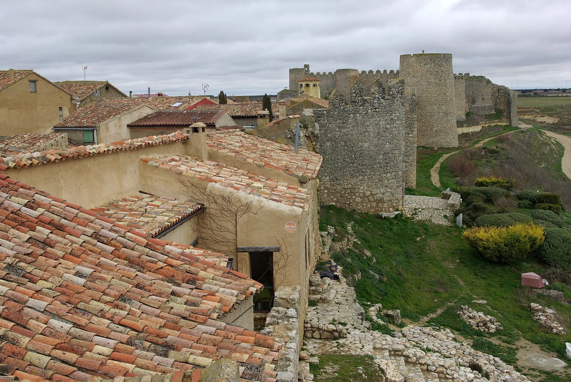 Muralla medieval de Urueña sobre el páramo