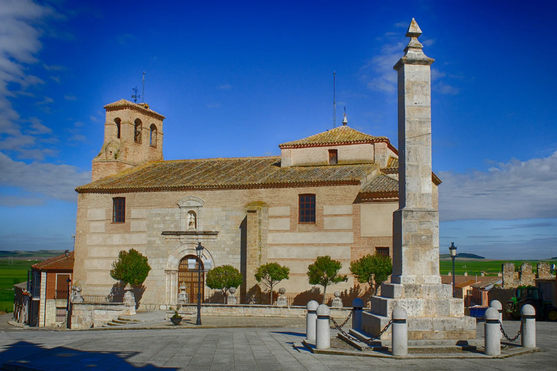 Iglesia y monumento en Villalar de los Comuneros